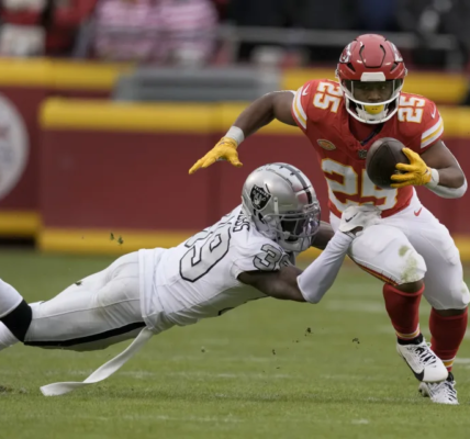 Raiders Stun Chiefs 20-14 in Christmas