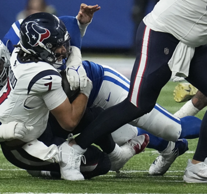 Texans Punch Ticket to Playoffs with Thrilling 23-19 Victory Over Colts!